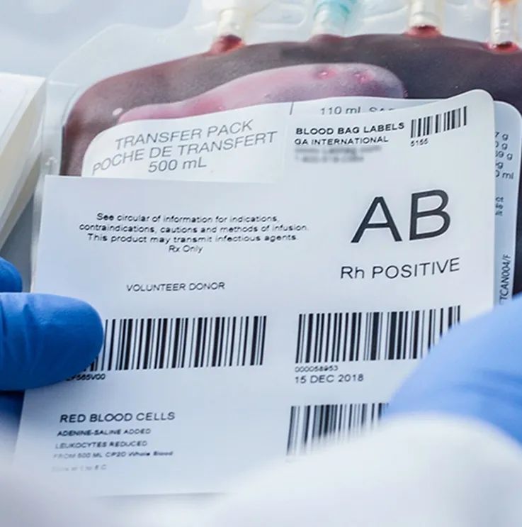 铜版纸不干胶标签应用：卷装标签与商品包装贴标场景