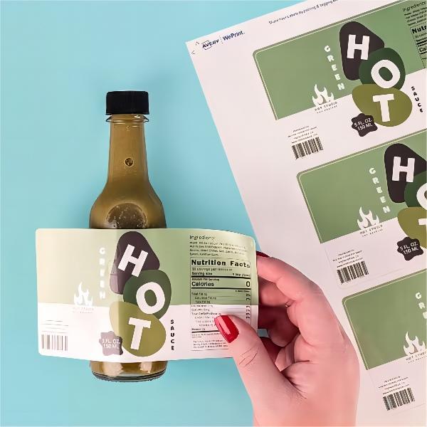 食品不干胶标签覆膜与表面工艺展示：亮膜、哑膜与耐磨效果