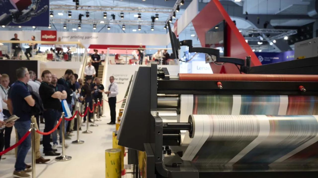 2026国际不干胶标签趋势主图：可持续材料与智能标签应用场景展示